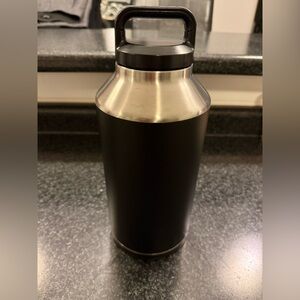 Yeti: 64oz Stainless Steele Tumbler w/Black Skin